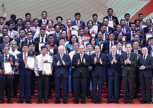Награждены 100 выдающихся вьетнамских фермеров в 2022 году hinh anh 1