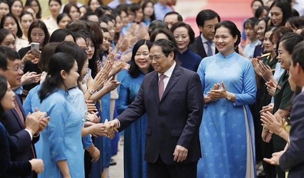 Премьер-министр Фам Минь Тьинь: Правительство изучит и разработает политику по обеспечению социальнои защиты женщин hinh anh 2