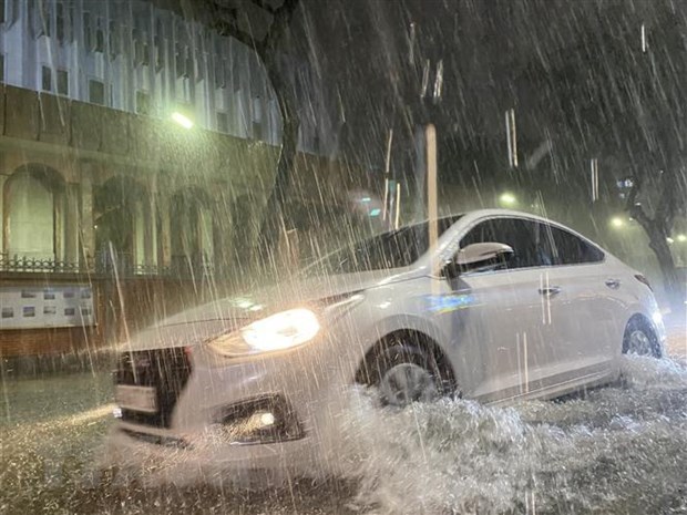 В Дананге крупномасштабное наводнение, за ночь спасли сотни людеи - Опасность ливневых паводков в Куангчи hinh anh 3
