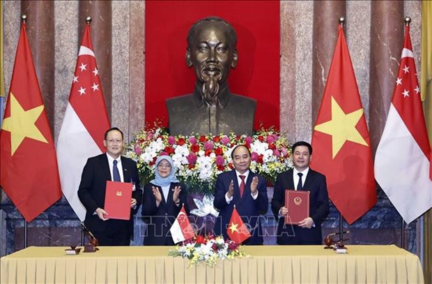 Президент Нгуен Суан Фук провел церемонию встречу и переговоры на государственном уровне с президентом Сингапура hinh anh 1