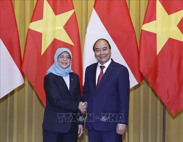 Президент Нгуен Суан Фук провел церемонию встречу и переговоры на государственном уровне с президентом Сингапура hinh anh 3