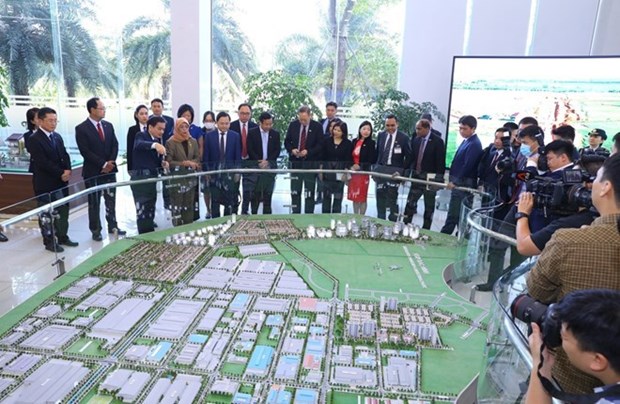 Президент Сингапура посещает индустриальныи парк VSIP в Бакнине hinh anh 1