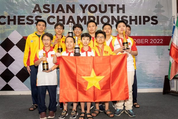 Вьетнамская шахматная команда заняла первое место на Молодежном чемпионате Азии 2022 года hinh anh 1