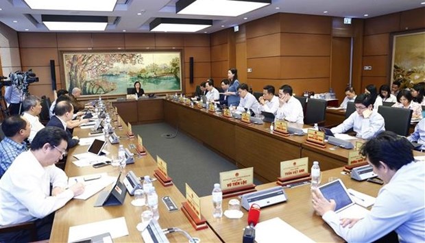 Депутаты обсуждают в группах два проекта постановления hinh anh 1