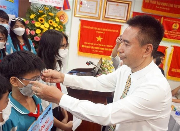 Вьетнамскии врач получил награду за предотвращение слепоты в Азиатско-Тихоокеанском регионе hinh anh 2