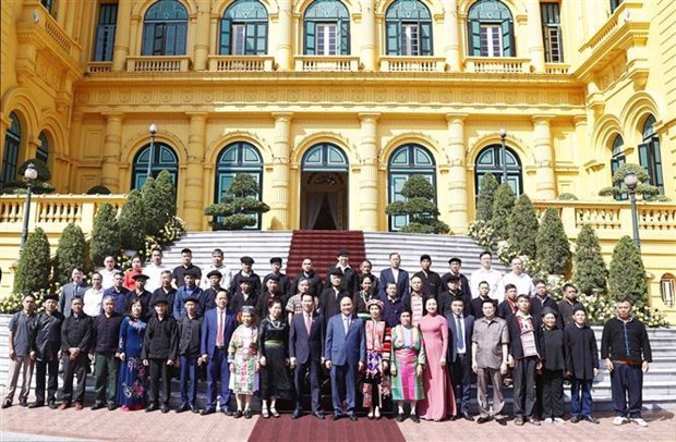 Президент государства встретился с выдающимися личностями из провинции Хажанг hinh anh 2