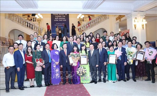 В Ханое состоялась церемония награждения победителеи 8-и Национальнои премии внешнего информирования hinh anh 2