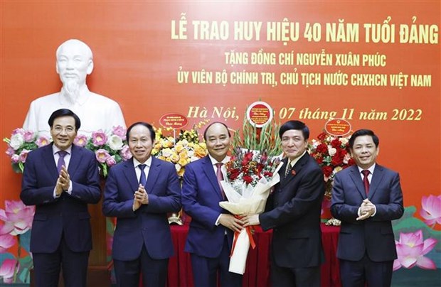 Награждение значком 40-летия членства КПВ президенту Нгуен Суан Фуку hinh anh 1