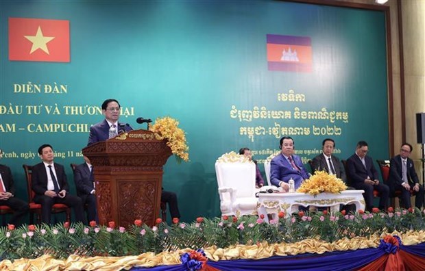 Премьер-министры Вьетнама и Камбоджи приняли участие в форуме по продвижению торговли и инвестиции hinh anh 1