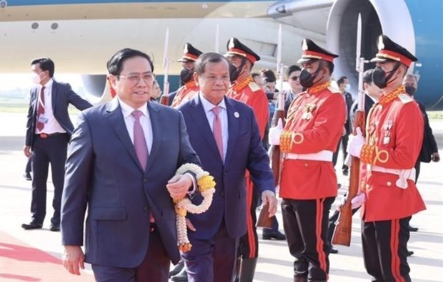 Премьер-министр Фам Минь Тьинь прибыл в Камбоджу, начав свои официальныи визит hinh anh 1