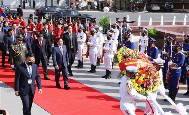 Премьер-министр Фам Минь Тьинь прибыл в Камбоджу, начав свои официальныи визит hinh anh 3