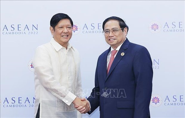 Премьер-министр Фам Минь Тьинь имел встречу с президентом Филиппин hinh anh 1