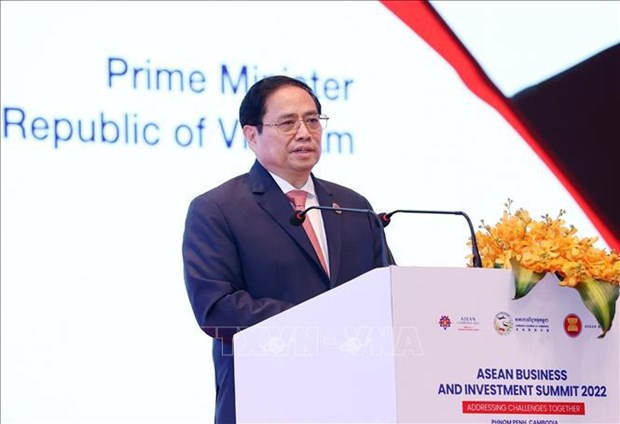 Премьер-министр Фам Минь Тьинь выступает на Деловом и инвестиционном саммите АСЕАН hinh anh 1