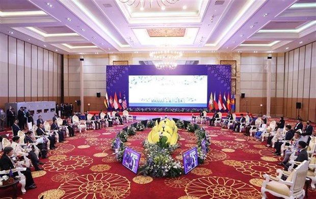 Премьер-министр принял участие в первых мероприятиях в рамках саммита АСЕАН hinh anh 2