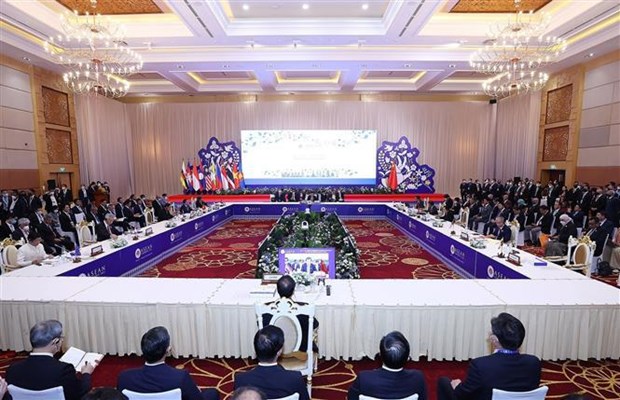 Премьер-министр Фам Минь Тьинь принял участие в конференциях с партнерами hinh anh 1