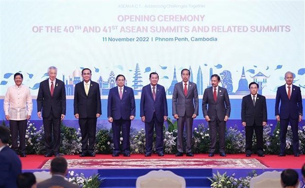 АСЕАН официально открывает 40-и и 41-и саммиты в Пномпене hinh anh 1