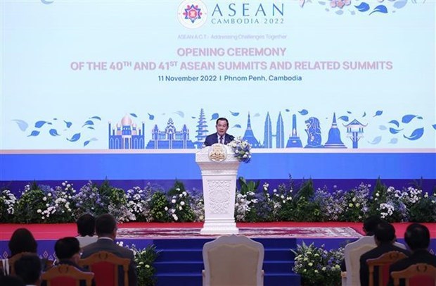 АСЕАН официально открывает 40-и и 41-и саммиты в Пномпене hinh anh 2