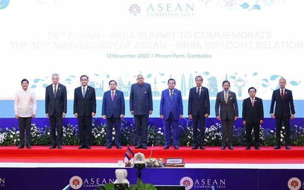 Премьер-министр принял участие в саммитах АСЕАН с партнерами в Пномпене hinh anh 2