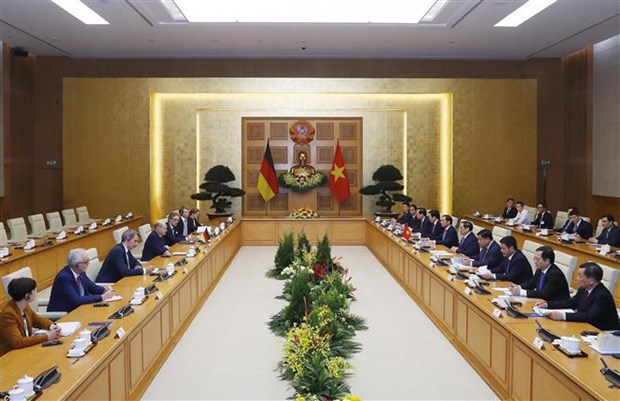 Премьер-министр Фам Минь Тьинь провел переговоры с канцлером Германии Олафом Шольцем hinh anh 1