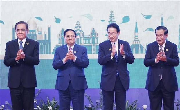 Премьер-министр Фам Минь Тьинь принял участие в конференциях АСЕАН с Япониеи, США и Канадои hinh anh 2