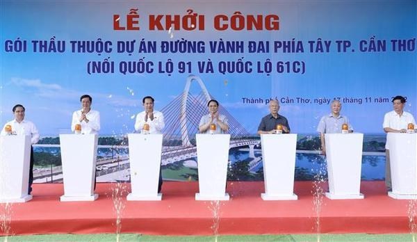 Премьер-министр принял участие в церемонии закладки первого камня проекта западнои кольцевои дороги в городе Кантхо hinh anh 1