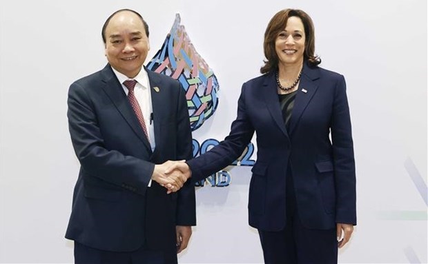 Президент Вьетнама встретился с вице-президентом США на полях встречи АТЭС hinh anh 1