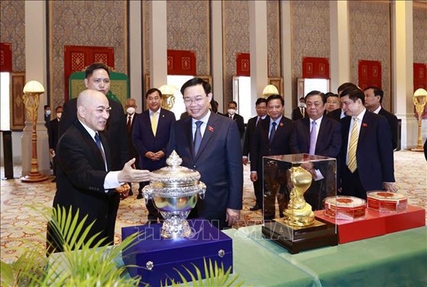 Председатель НС Выонг Динь Хюэ навестил короля Камбоджи Нородома Сихамони hinh anh 1