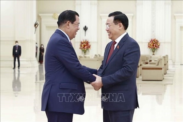 Председатель НС Выонг Динь Хюэ встретился с премьер-министром Камбоджи Хун Сеном hinh anh 1