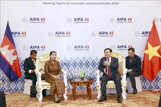 Председатель НС Выонг Динь Хюэ принял заместителя премьер-министра Камбоджи Мен Сам Ана hinh anh 1