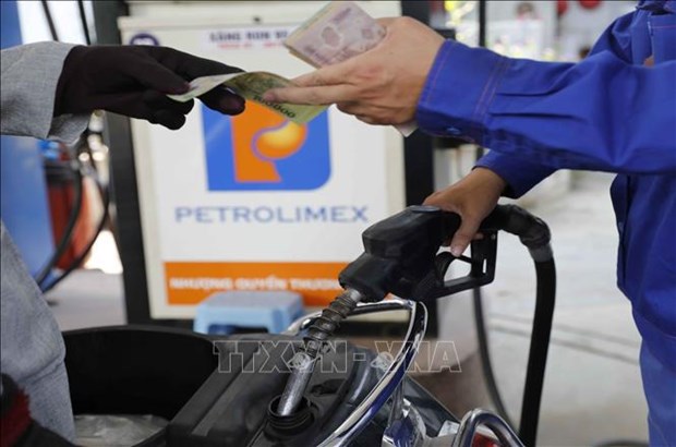 Цены на бензин упали после четырех повышении подряд hinh anh 1