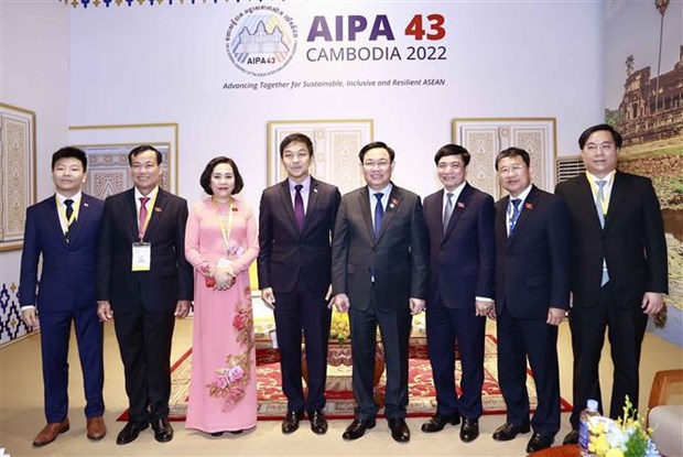 Председатель НС Выонг Динь Хюэ встретился с руководителями парламентов стран hinh anh 1