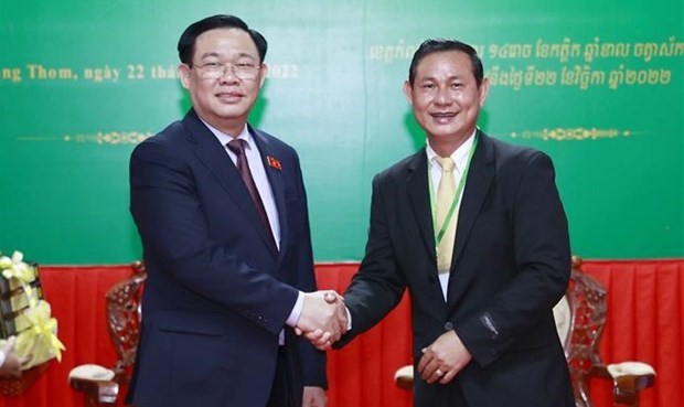 Председатель НС Выонг Динь Хюэ посетил с рабочим визитом провинцию Кампонгтхом, Камбоджа hinh anh 1