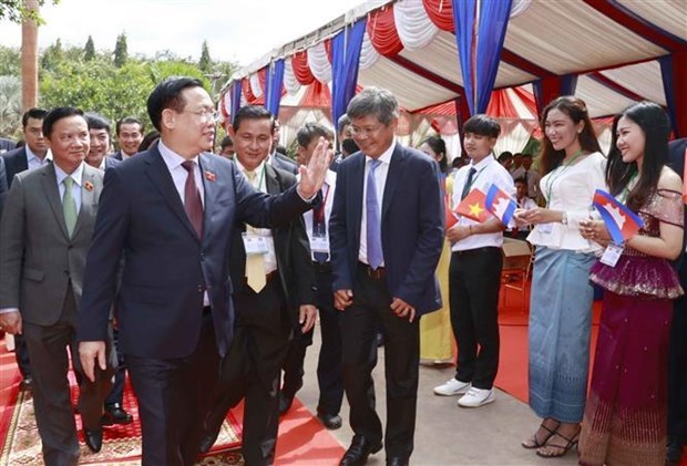 Председатель НС Выонг Динь Хюэ посетил с рабочим визитом провинцию Кампонгтхом, Камбоджа hinh anh 2