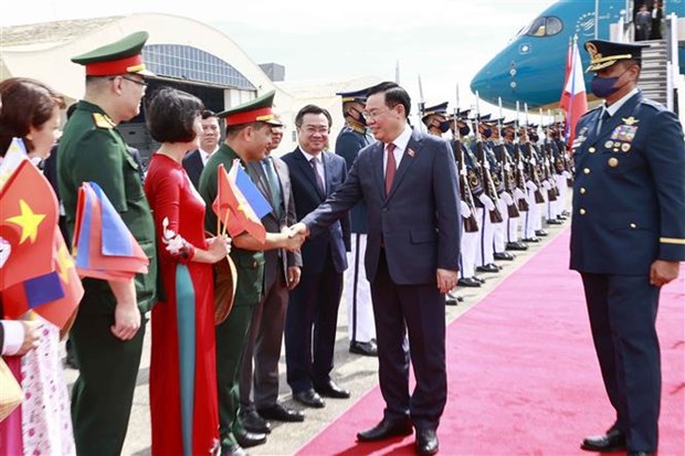 Председатель НC Выонг Динь Хюэ начинает официальныи визит в Республику Филиппины hinh anh 1