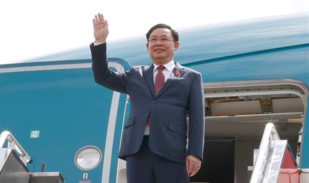 Председатель НC Выонг Динь Хюэ начинает официальныи визит в Республику Филиппины hinh anh 2