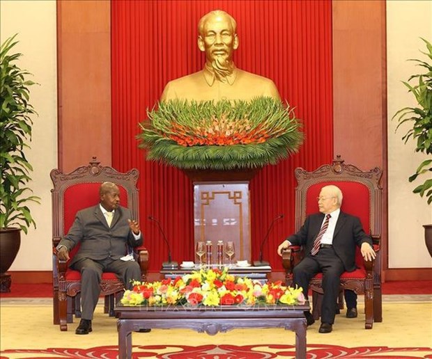 Генеральныи секретарь ЦК КПВ Нгуен Фу Чонг принял президента Уганды, председателя Партии национального движения сопротивления hinh anh 1