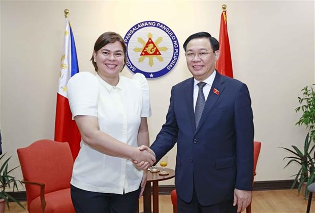 Председатель НС Выонг Динь Хюэ провел встречу с вице-президентом Филиппин Сарои Дутерте hinh anh 1
