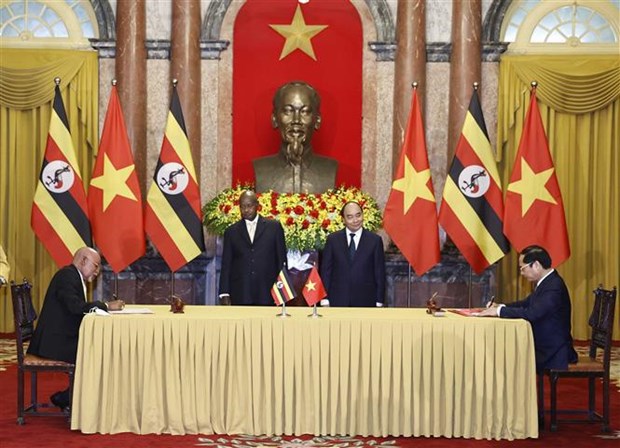 Президент Нгуен Суан Фук провел переговоры с Президентом Республики Уганда hinh anh 2
