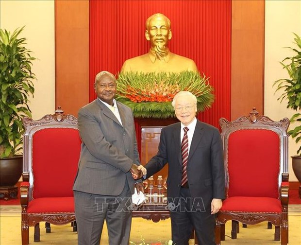 Генеральныи секретарь ЦК КПВ Нгуен Фу Чонг принял президента Уганды, председателя Партии национального движения сопротивления hinh anh 2