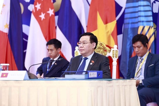 Председатель НC Выонг Динь Хюэ завершил визит в Камбоджу, Филиппины и участие в Генеральнои ассамблее AIPA-43 hinh anh 2