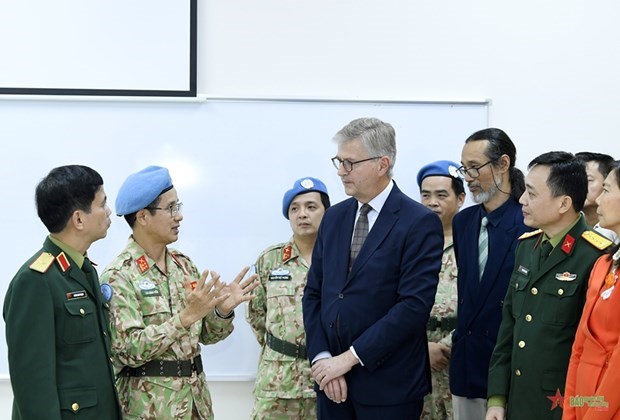 Заместитель Генерального секретаря ООН посетил Департамент операции по поддержанию мира Вьетнама hinh anh 2