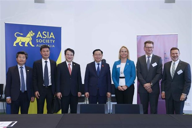 Председатель НС Выонг Динь Хюэ в Австралии: участие в форуме вьетнамско-австралииского экономического сотрудничества, рял встреч hinh anh 2