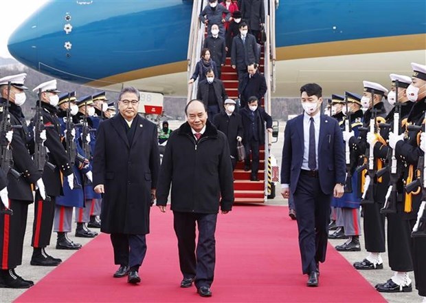 Президент Нгуен Суан Фук прибыл в военныи аэропорт Сеула, начав свои государственныи визит в Республику Корея hinh anh 1