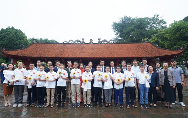 Вьетнамские школьники завоевали 3 золотые медали на Международнои олимпиаде по математике и естественным наукам hinh anh 1