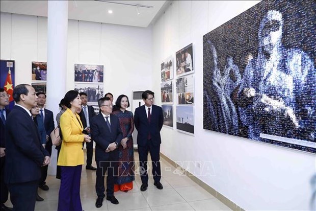 Фотовыставка, посвященная отношениям Вьетнама и РК, проходит в Ханое hinh anh 2