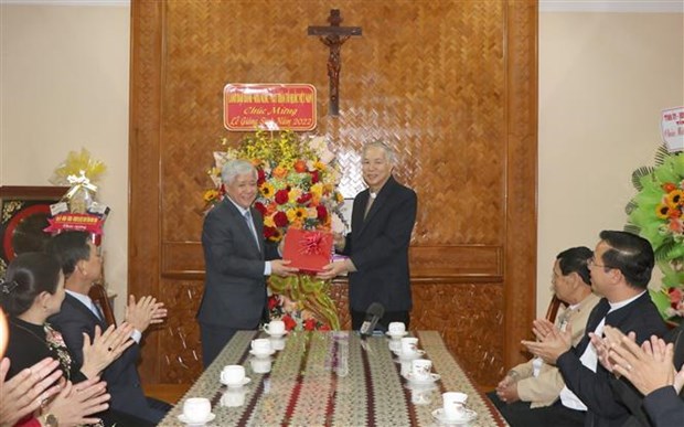 Руководитель ОФВ поздравил католиков в Контуме с Рождеством hinh anh 1