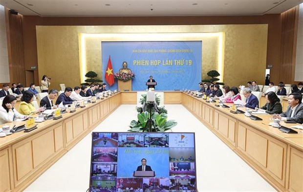 Премьер-министр провел заседание руководящего комитета по профилактике и борьбе с COVID-19 hinh anh 2