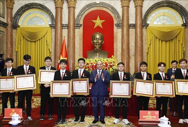 Президент страны похвалил победивших учеников в Олимпииском международном конкурсе науки и техники 2022 года hinh anh 1