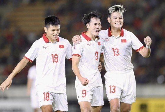 Вьетнам остается в топ-100 ФИФА hinh anh 1