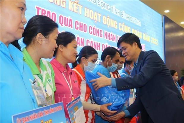 Тысячам обездоленных рабочих в Биньзыонге помогут с возвращением домои на Тэт hinh anh 1